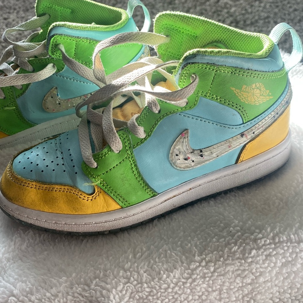 Little Kids Jordan 1 Mid SE Size 1Y